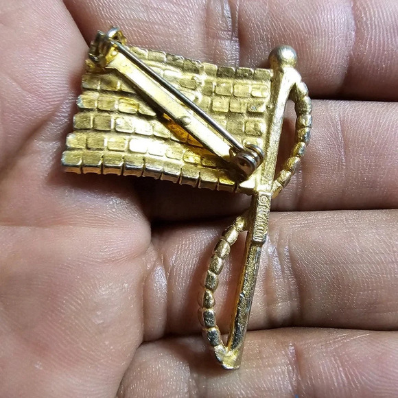 Rafaelian American Flag USA Red White Blue Rhinestone Vintage Gold Pin Brooch - Picture 3 of 6